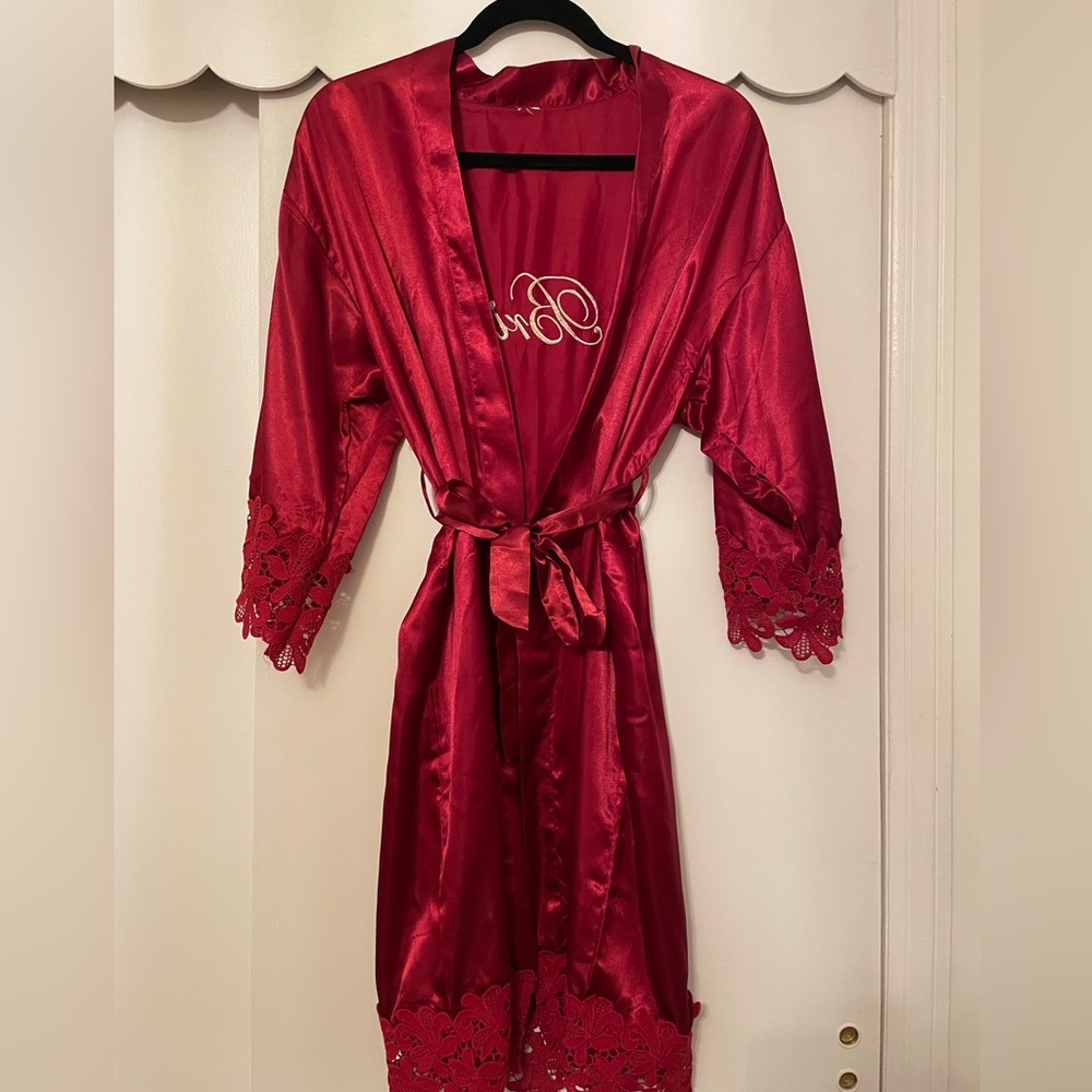 Red bride robe - Picture 2 of 3